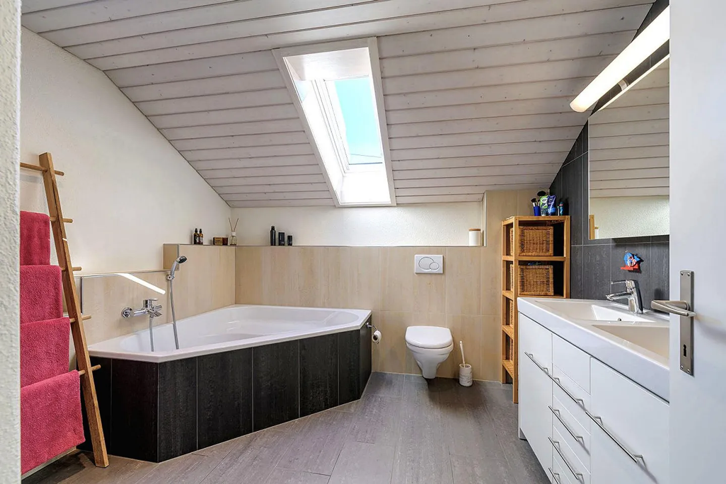 6 Zi-EFH an attraktiver Lage mit Wohlfühlgarten und Bio-Pool - Foto 12 di 15