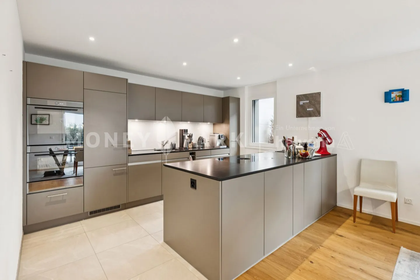 Moderne 4.5-Zimmer-Wohnung im Erdgeschoss - Foto 3 von 10