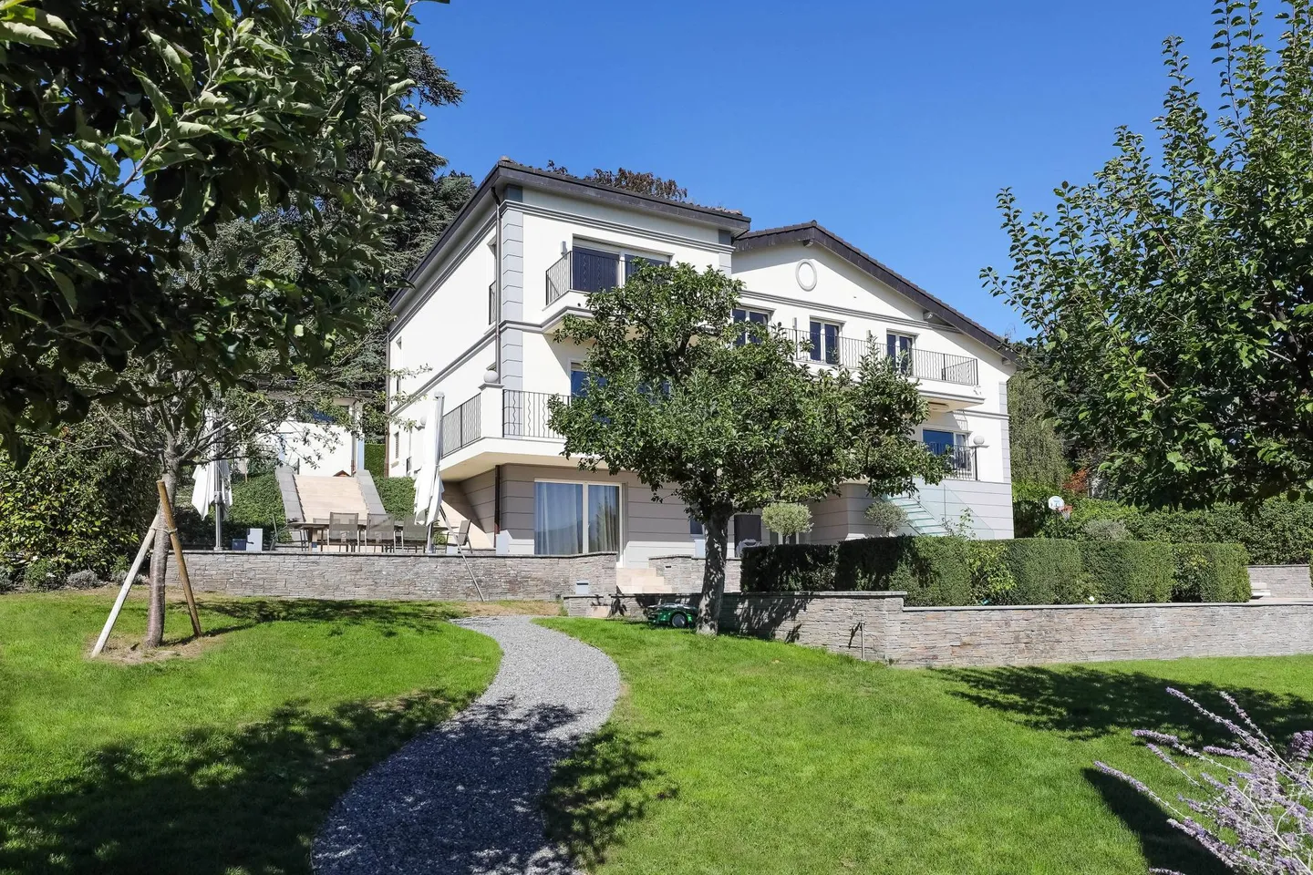 Villa contemporanea con vista lago - Foto 8 di 9