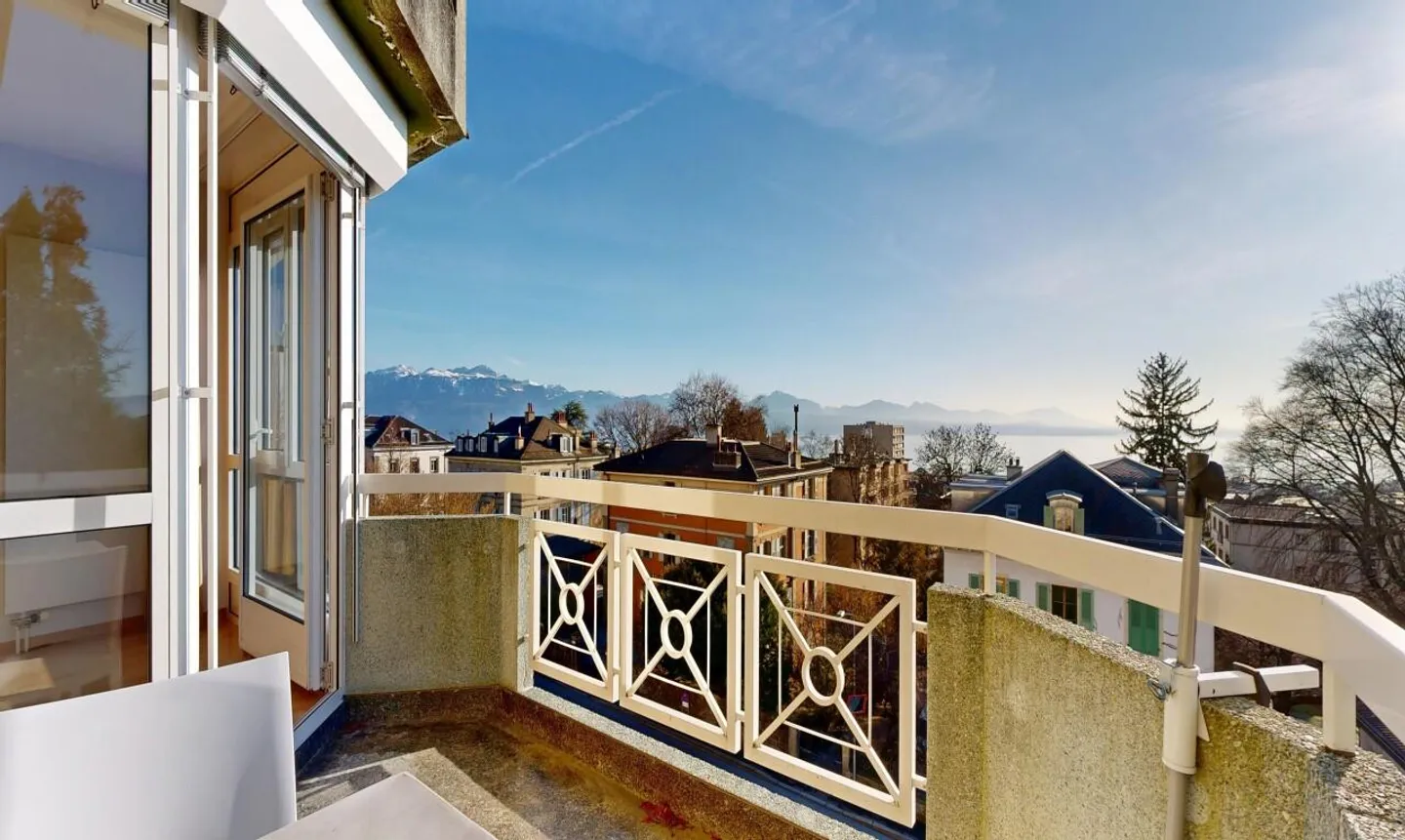 Exclusive: bright crossing apartment in a high-end PPE - Photo 1 of 11