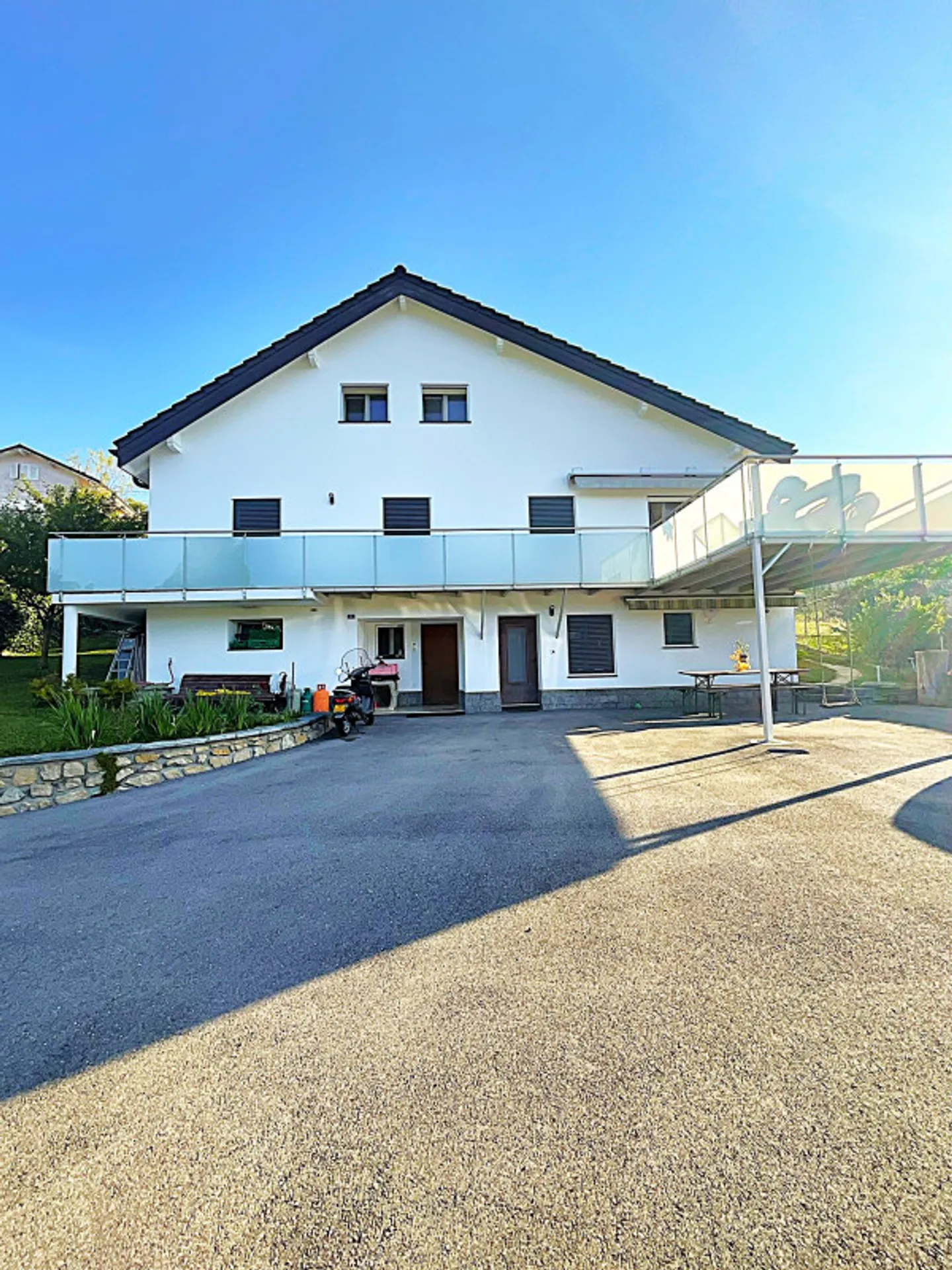 Penthalaz – Renovierte Familienvilla mit separatem Apartment - Foto 1 von 13