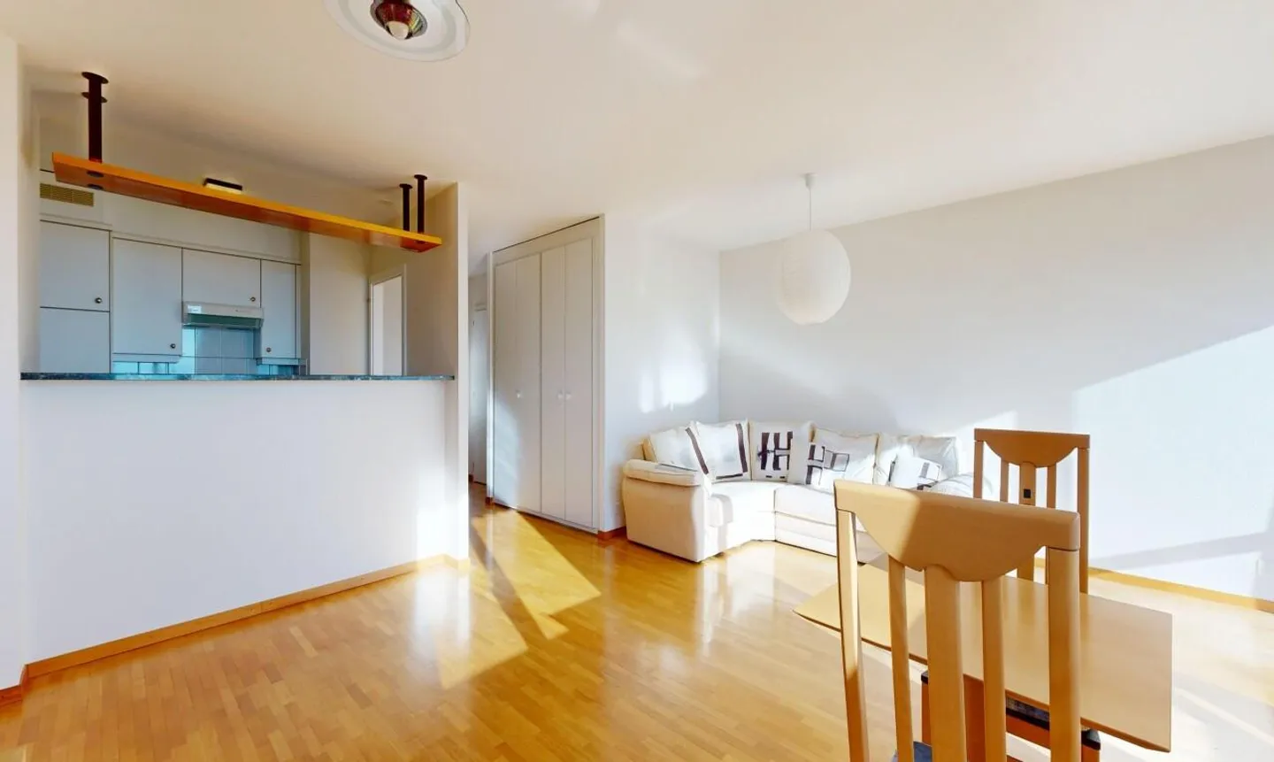 Exclusive: bright crossing apartment in a high-end PPE - Photo 4 of 11