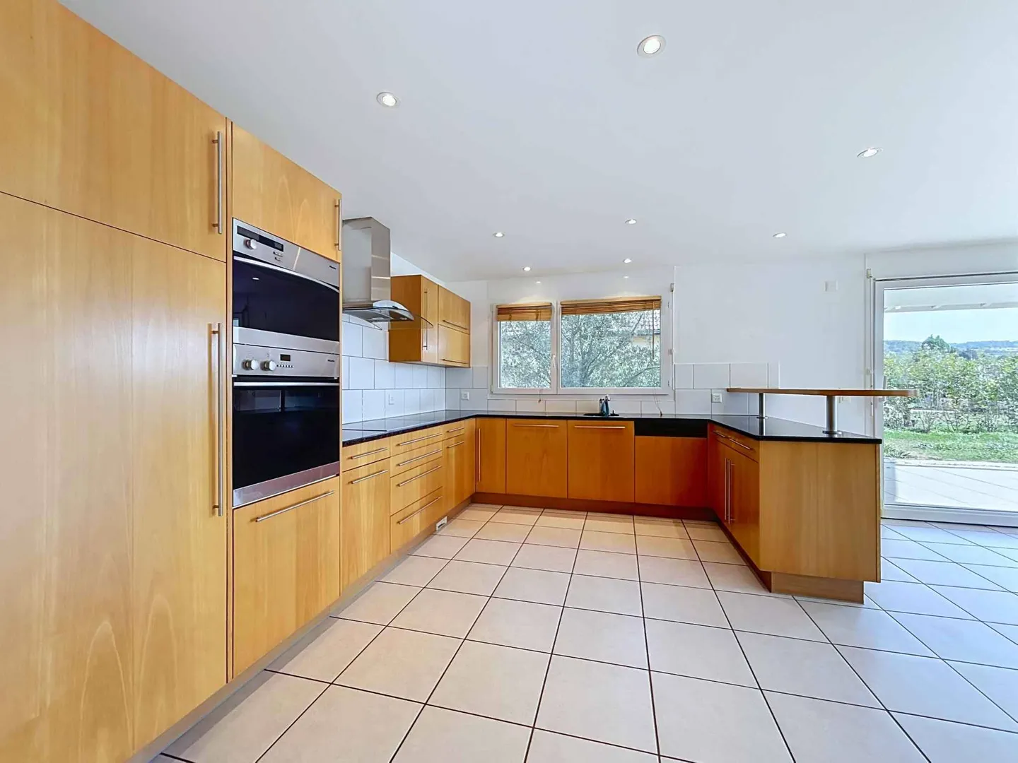 Family home in a quiet area with unobstructed views of the countryside - Photo 3 of 13