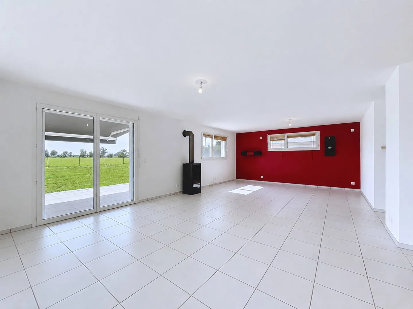 Family home in a quiet area with unobstructed views of the countryside - Photo 4 of 13