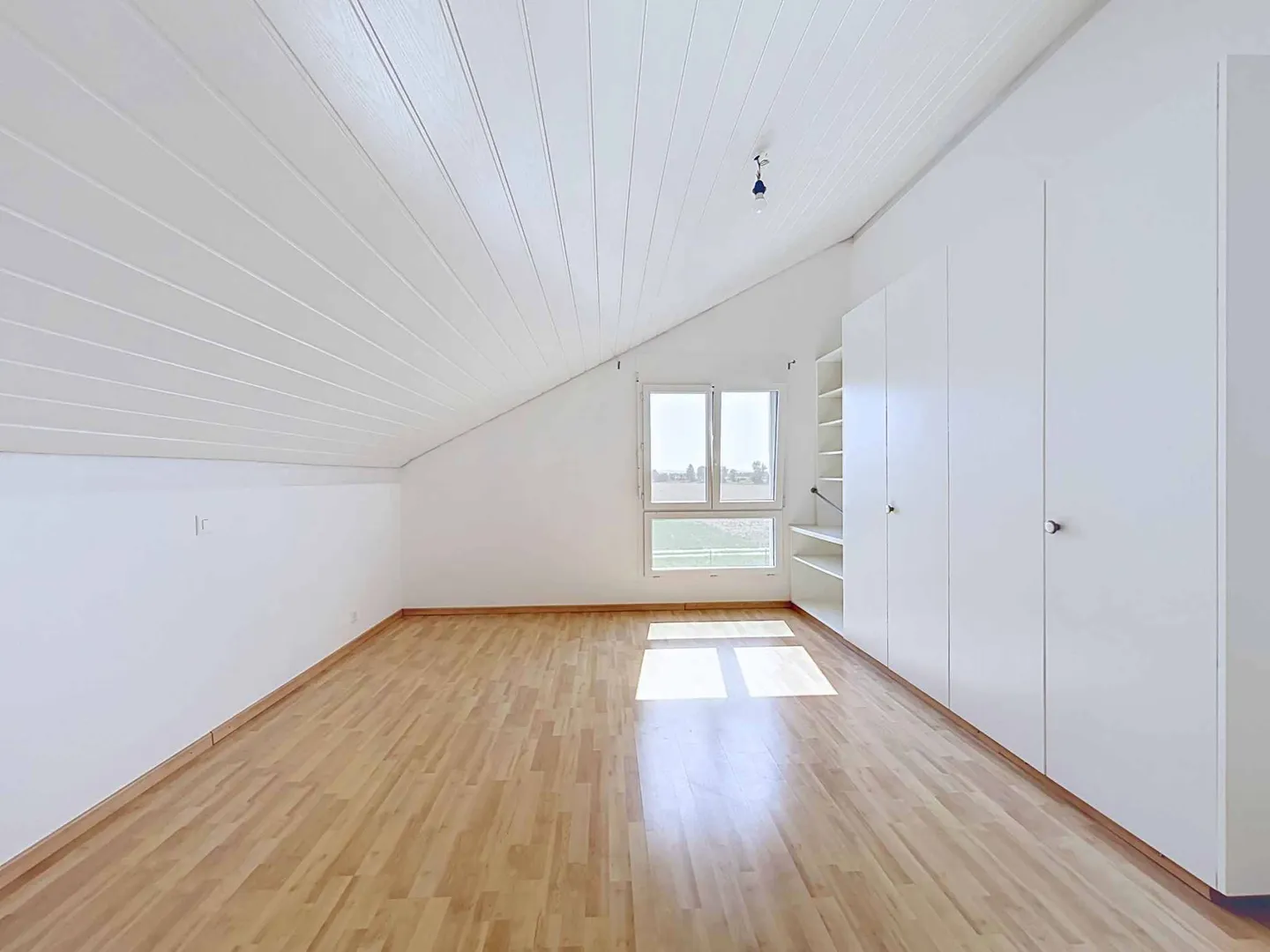 Family home in a quiet area with unobstructed views of the countryside - Photo 9 of 13