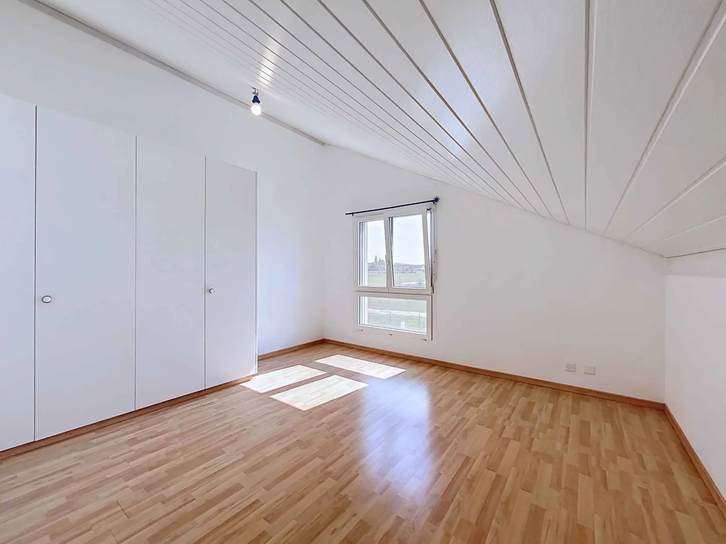 Family home in a quiet area with unobstructed views of the countryside - Photo 10 of 13