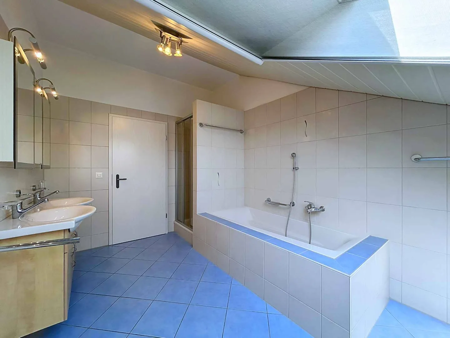 Family home in a quiet area with unobstructed views of the countryside - Photo 11 of 13
