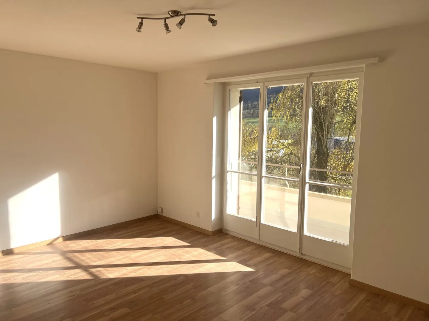 Corgémont, schöne 3-Zimmer-Wohnung im 1. Stock mit Balkon - Foto 2 von 6
