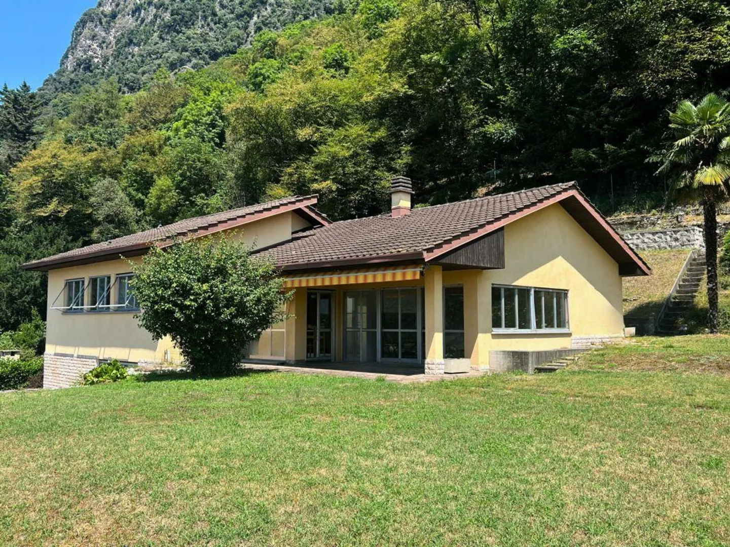 Casa unifamiliare con piscina nel verde - Foto 1 di 22