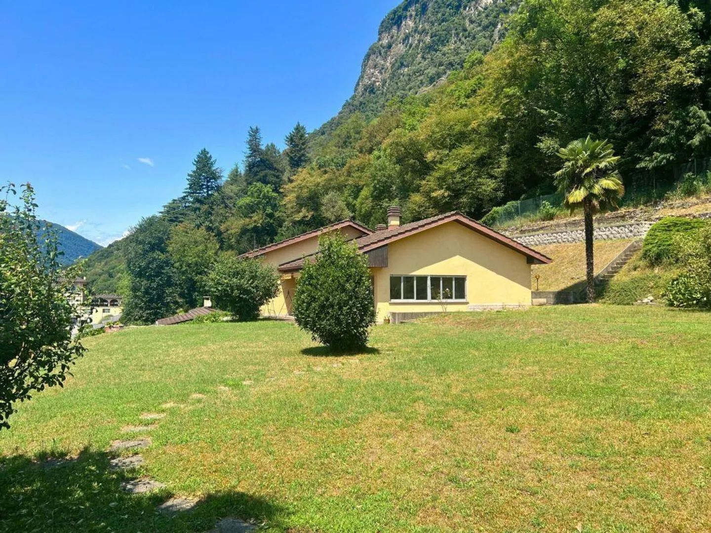 Casa unifamiliare con piscina nel verde - Foto 2 di 22
