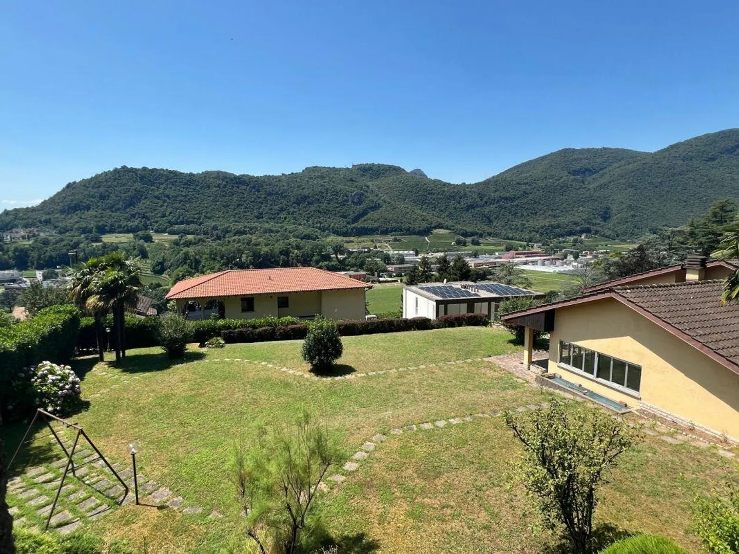 Casa unifamiliare con piscina nel verde - Foto 3 di 22