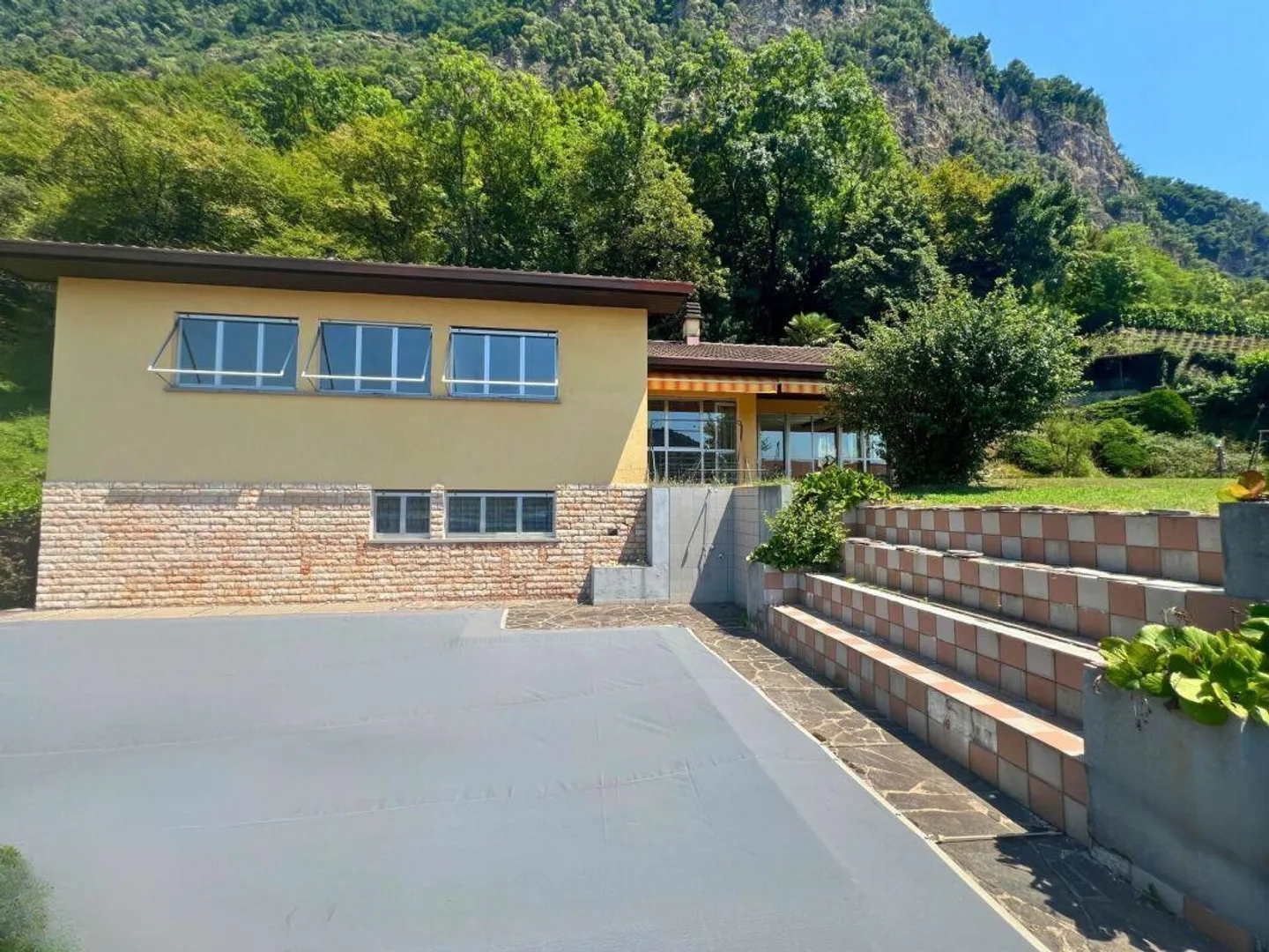 Casa unifamiliare con piscina nel verde - Foto 4 di 22