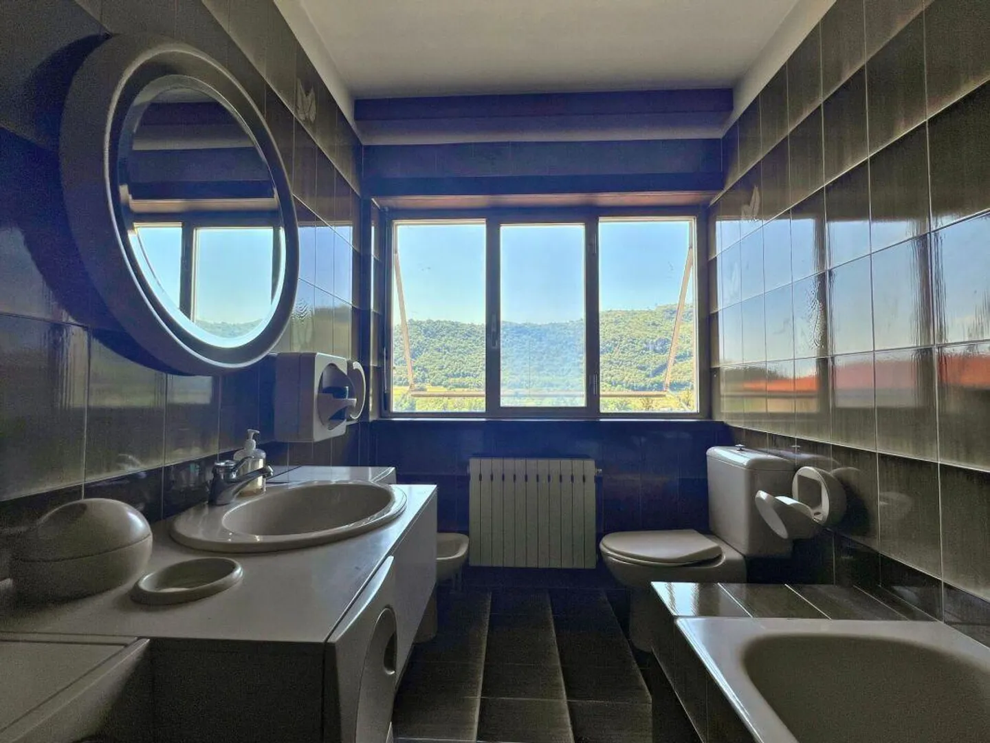 Casa unifamiliare con piscina nel verde - Foto 13 di 22