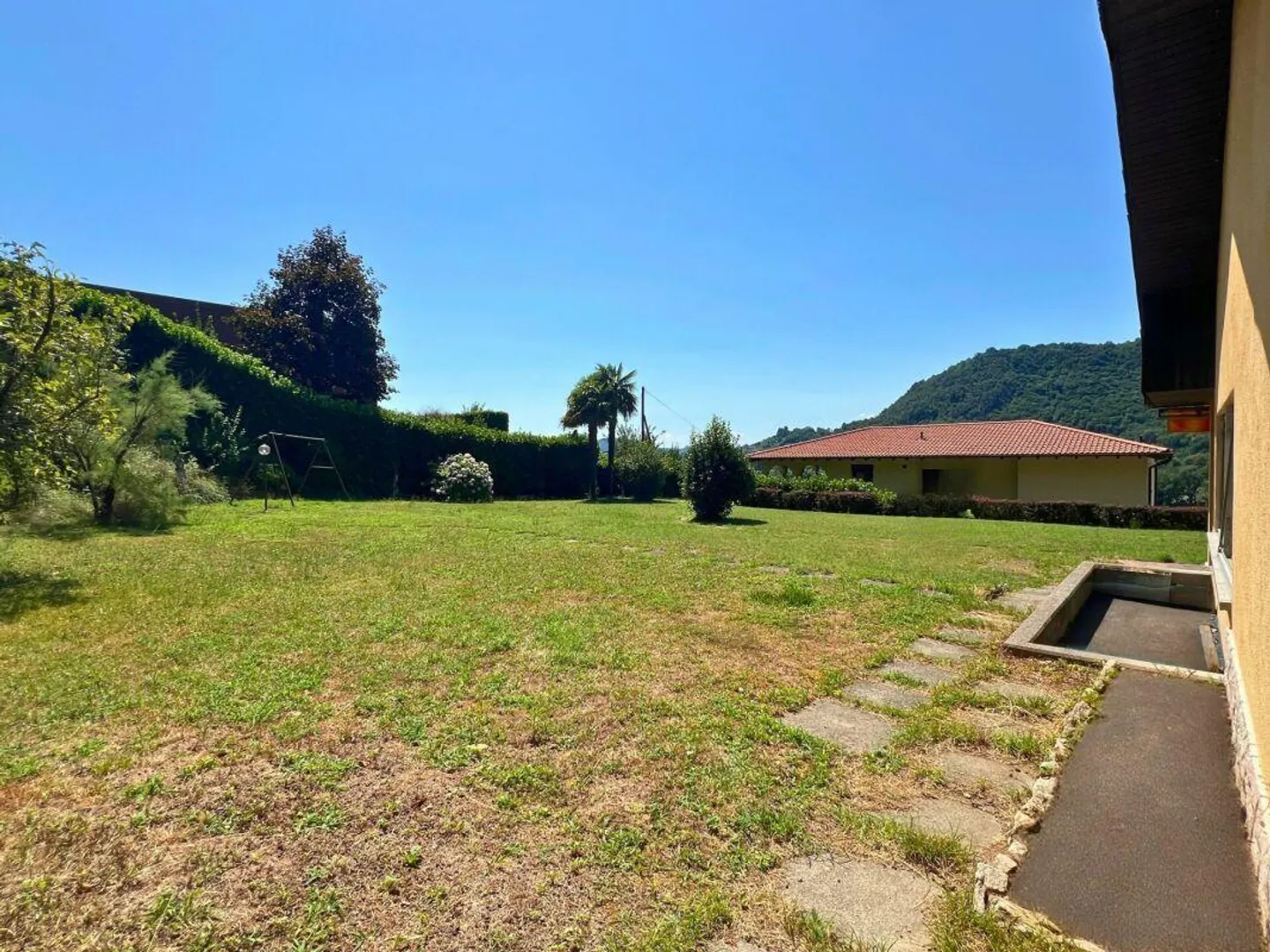 Casa unifamiliare con piscina nel verde - Foto 17 di 22
