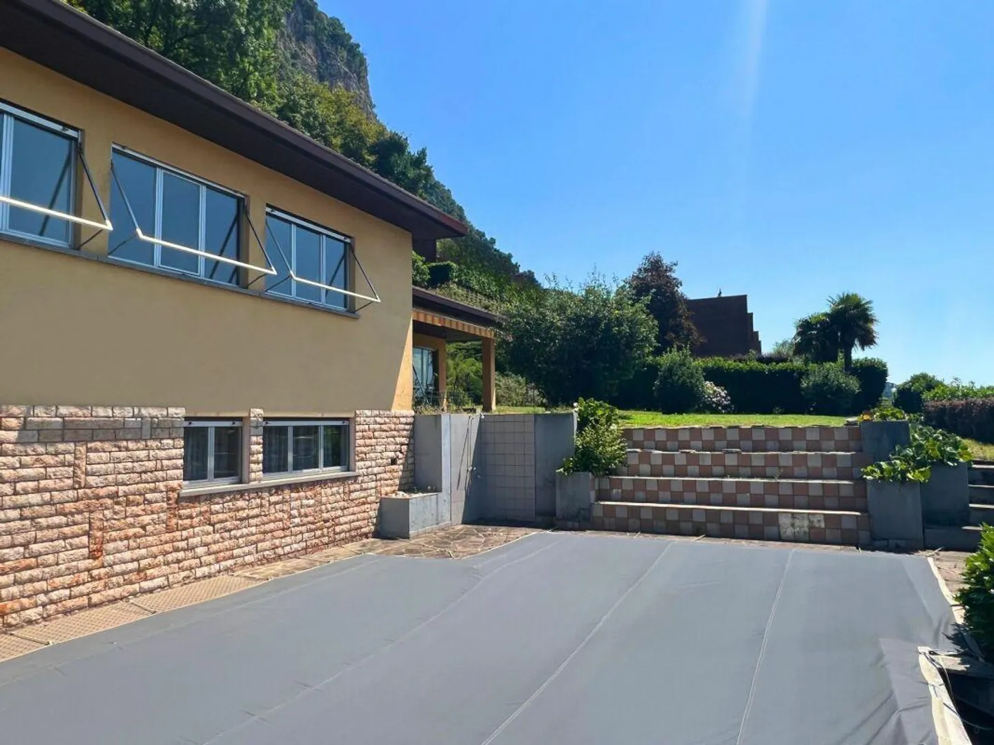 Casa unifamiliare con piscina nel verde - Foto 5 di 22