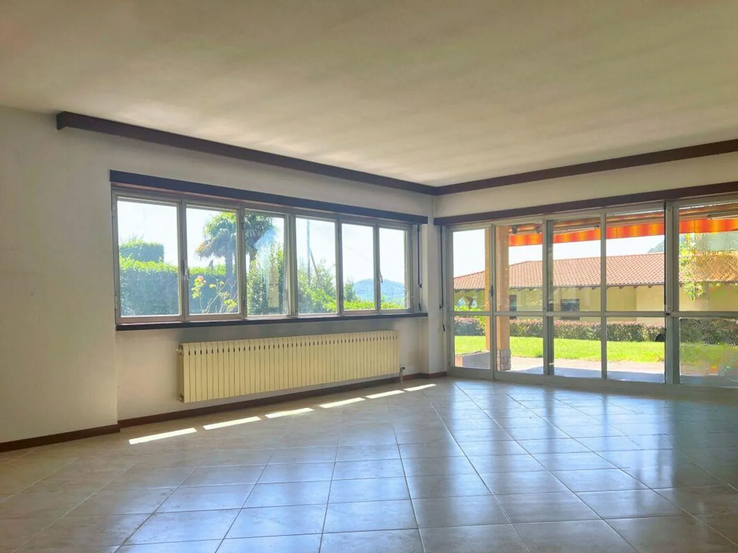 Casa unifamiliare con piscina nel verde - Foto 6 di 22