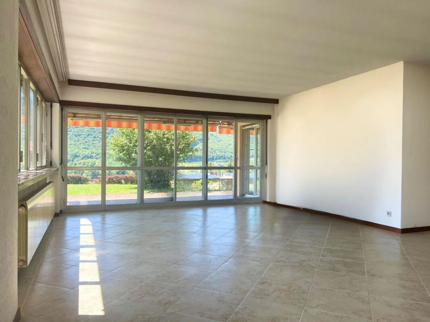 Casa unifamiliare con piscina nel verde - Foto 7 di 22