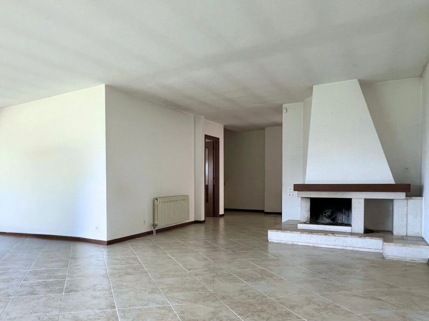 Casa unifamiliare con piscina nel verde - Foto 8 di 22