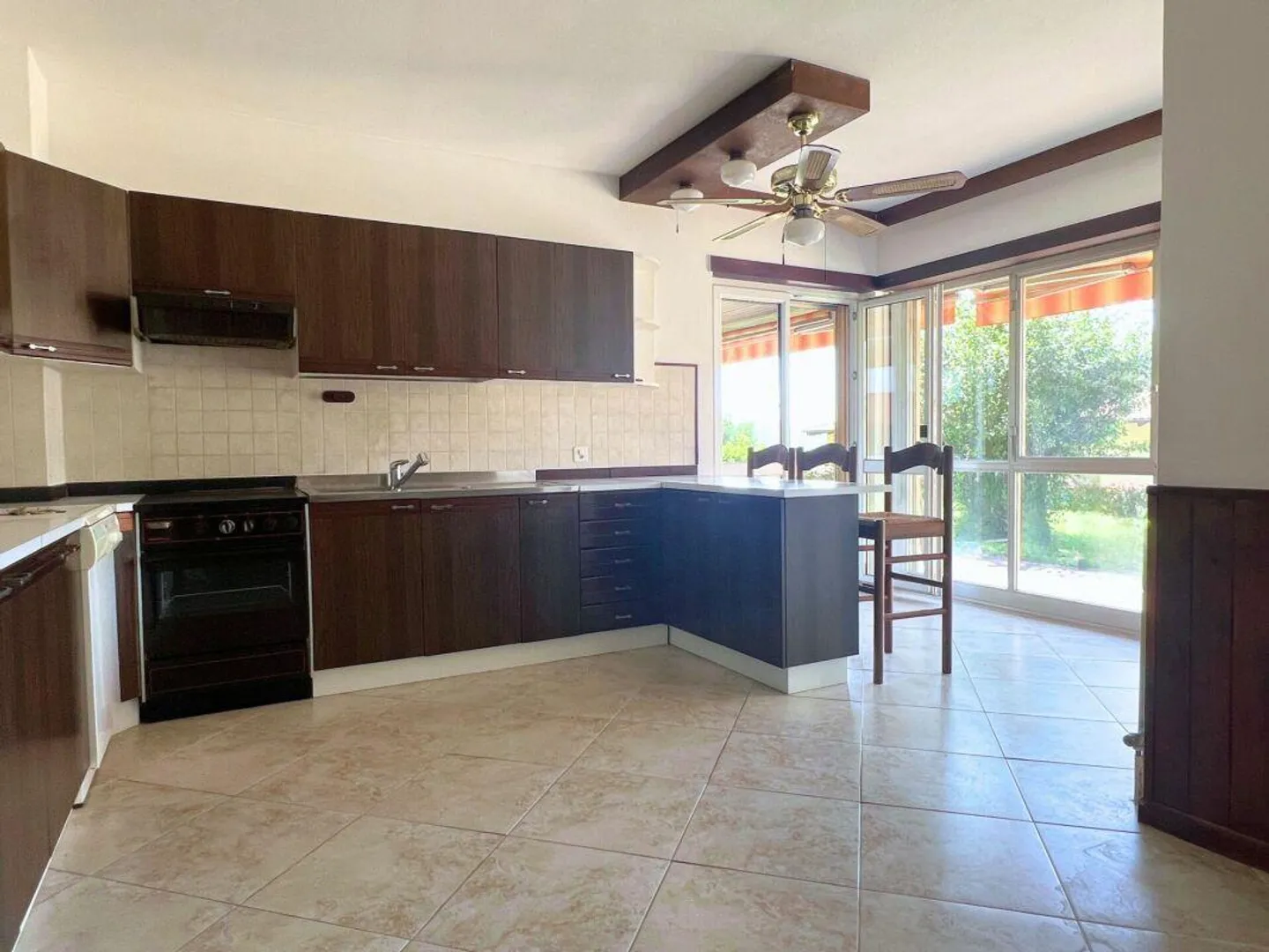 Casa unifamiliare con piscina nel verde - Foto 9 di 22
