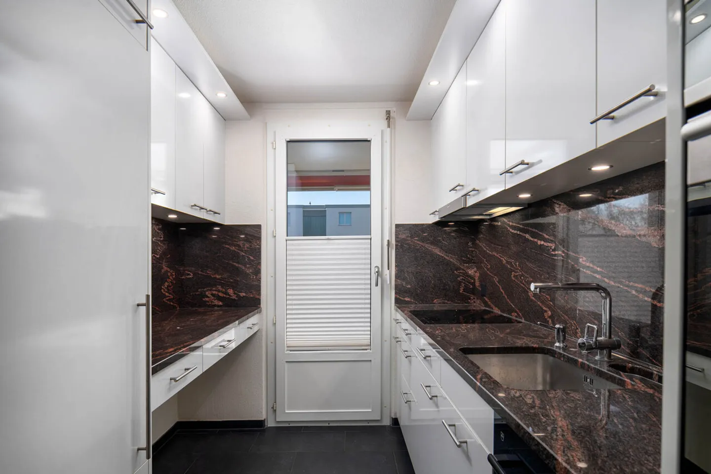 3.5-Room Raised Ground Floor Apartment in a Quiet Residential Area - Photo 4 of 9