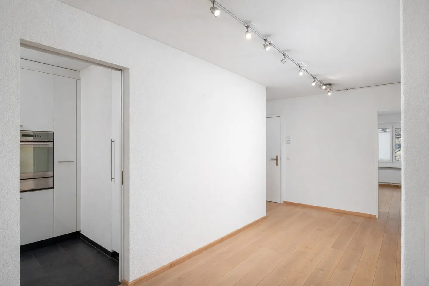 3.5-Room Raised Ground Floor Apartment in a Quiet Residential Area - Photo 6 of 9