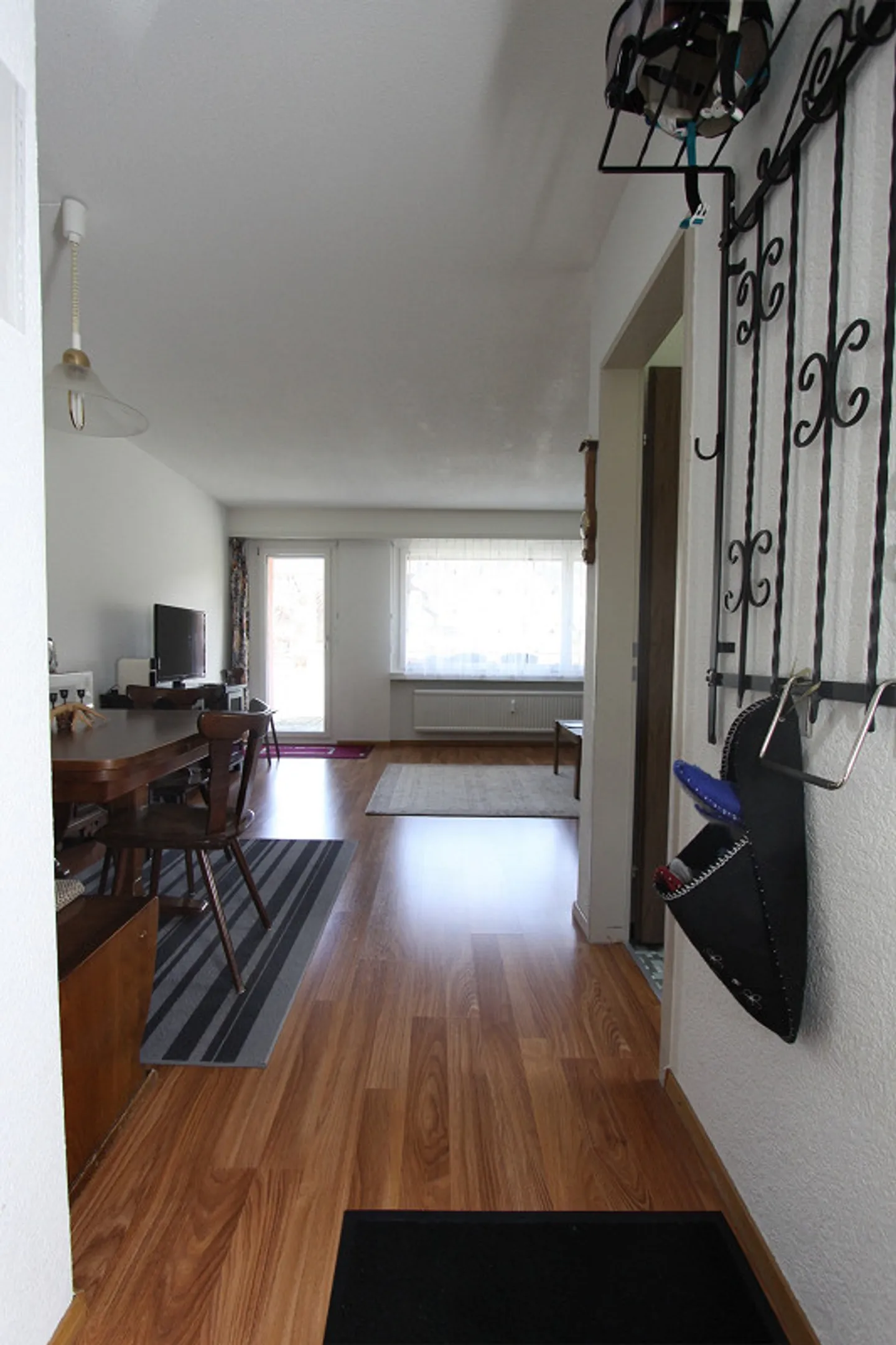 Zur Vermietung: 2.5 Zimmerwohnung in der nähe der Bergbahnen - Foto 2 von 7