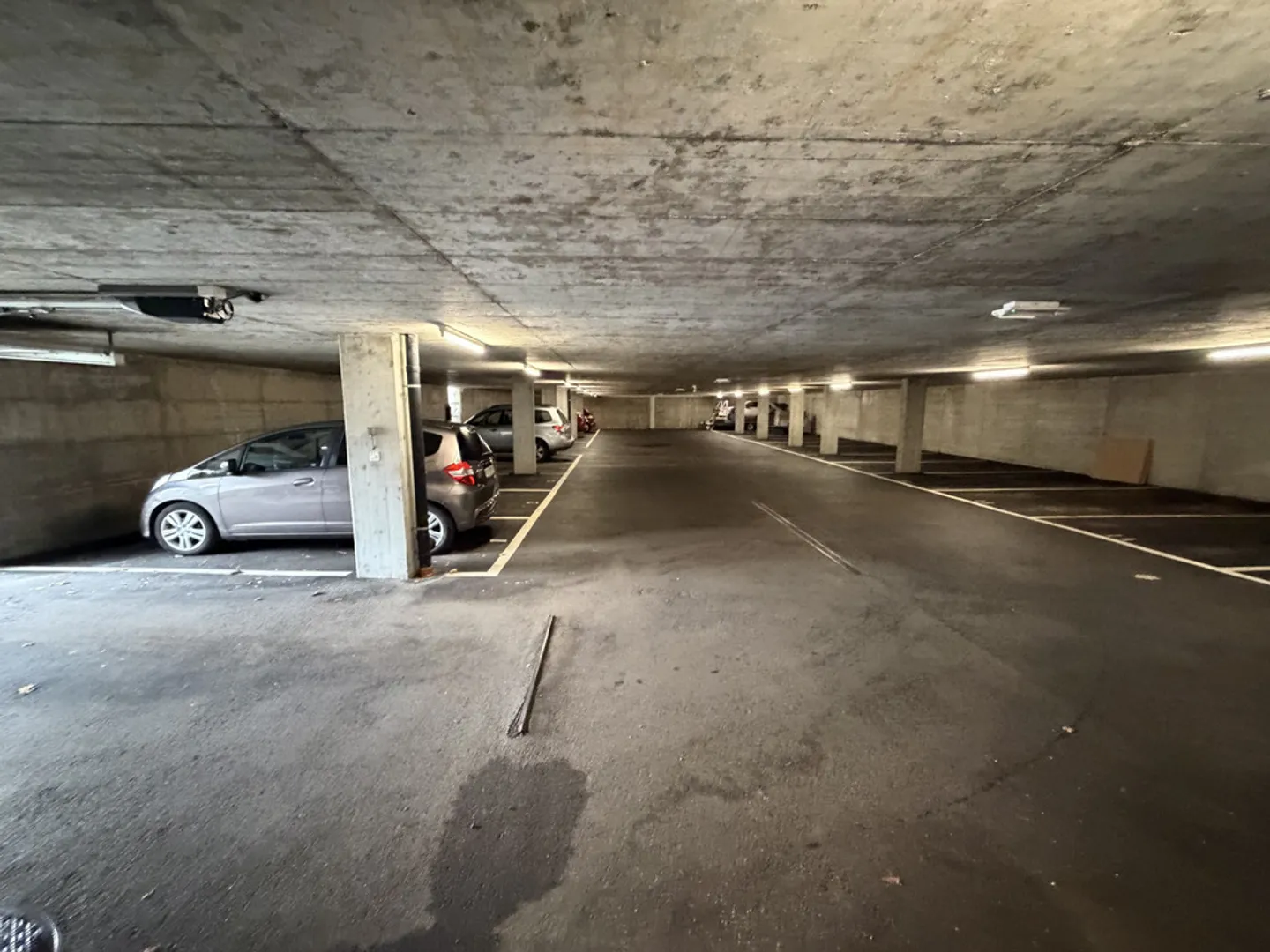 Unterirdische Parkplätze - Foto 2 von 4