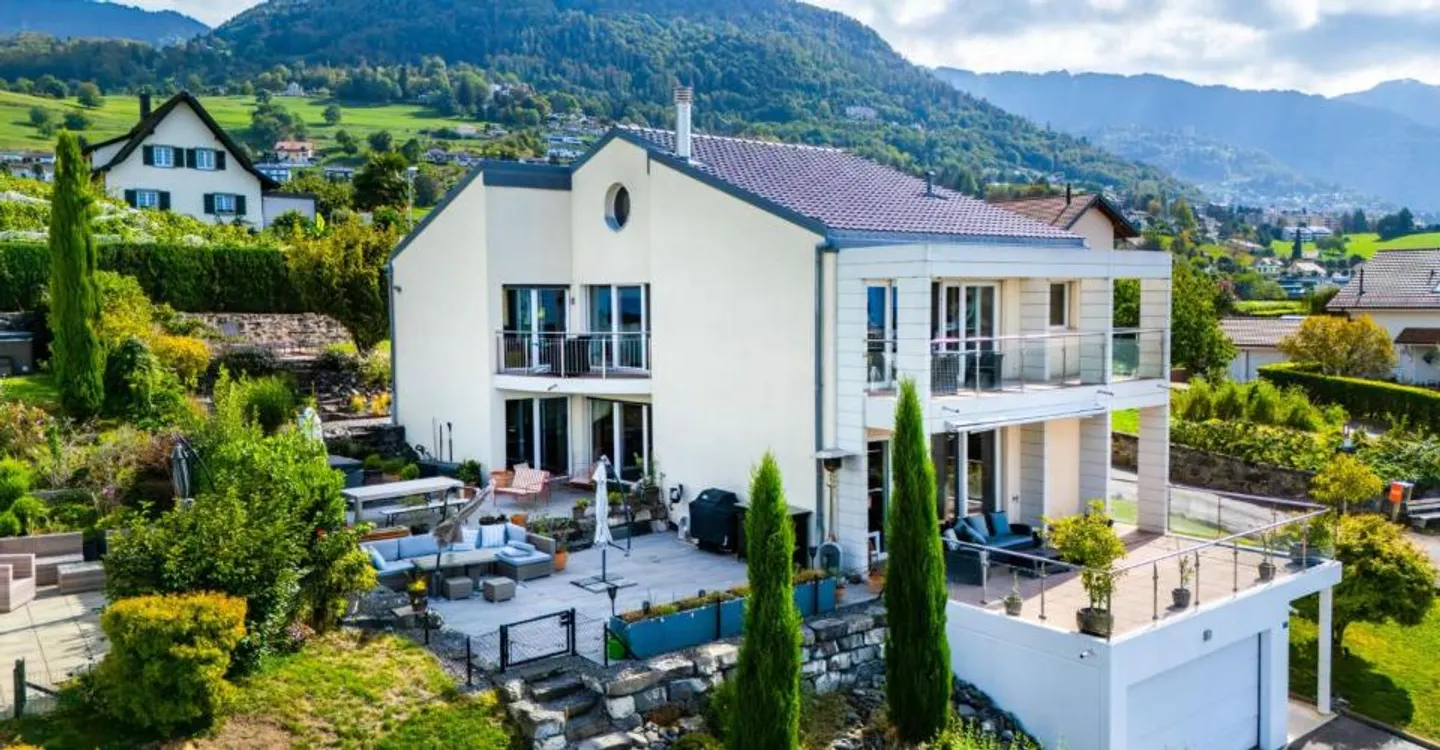 Villa indipendente con vista eccezionale sul lago e sulle montagne - Foto 1 di 11
