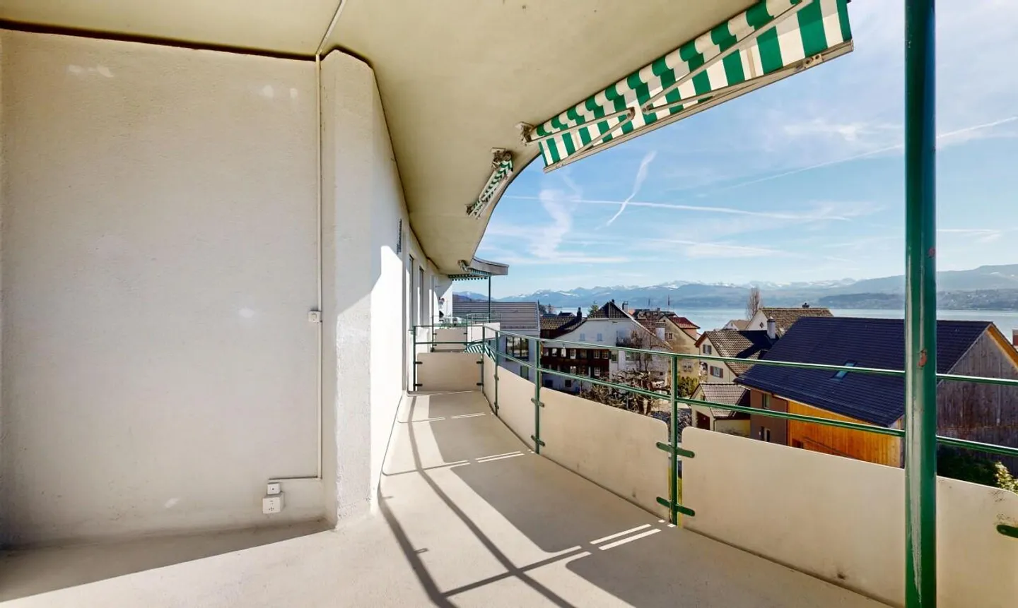 Light-flooded 4-room apartment with lake and mountain views in Meilen - Photo 5 of 11