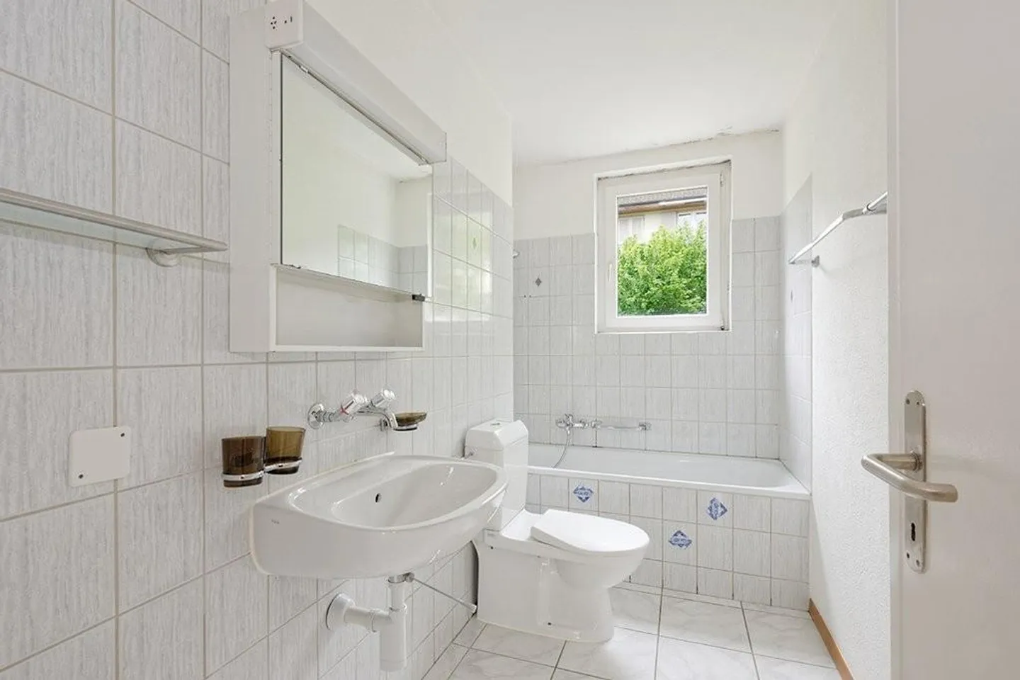 Appartement de 4 pièces partiellement rénové avec charme - Photo 4 sur 11