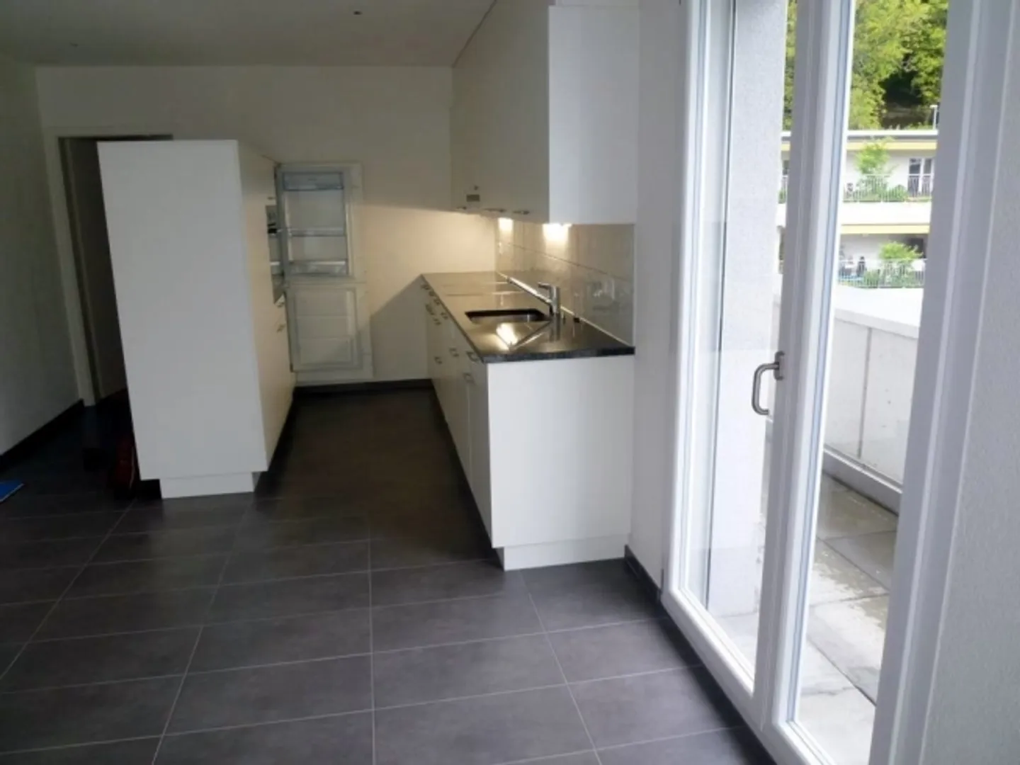 Top modern 3.5-room attic apartment in Boll - Photo 2 of 8