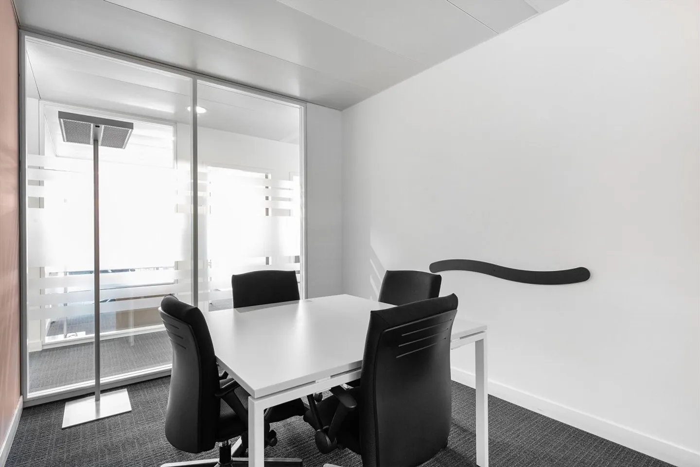 Privater Büroraum für 2 Personen bei Regus Station Lakeside - Foto 6 von 7
