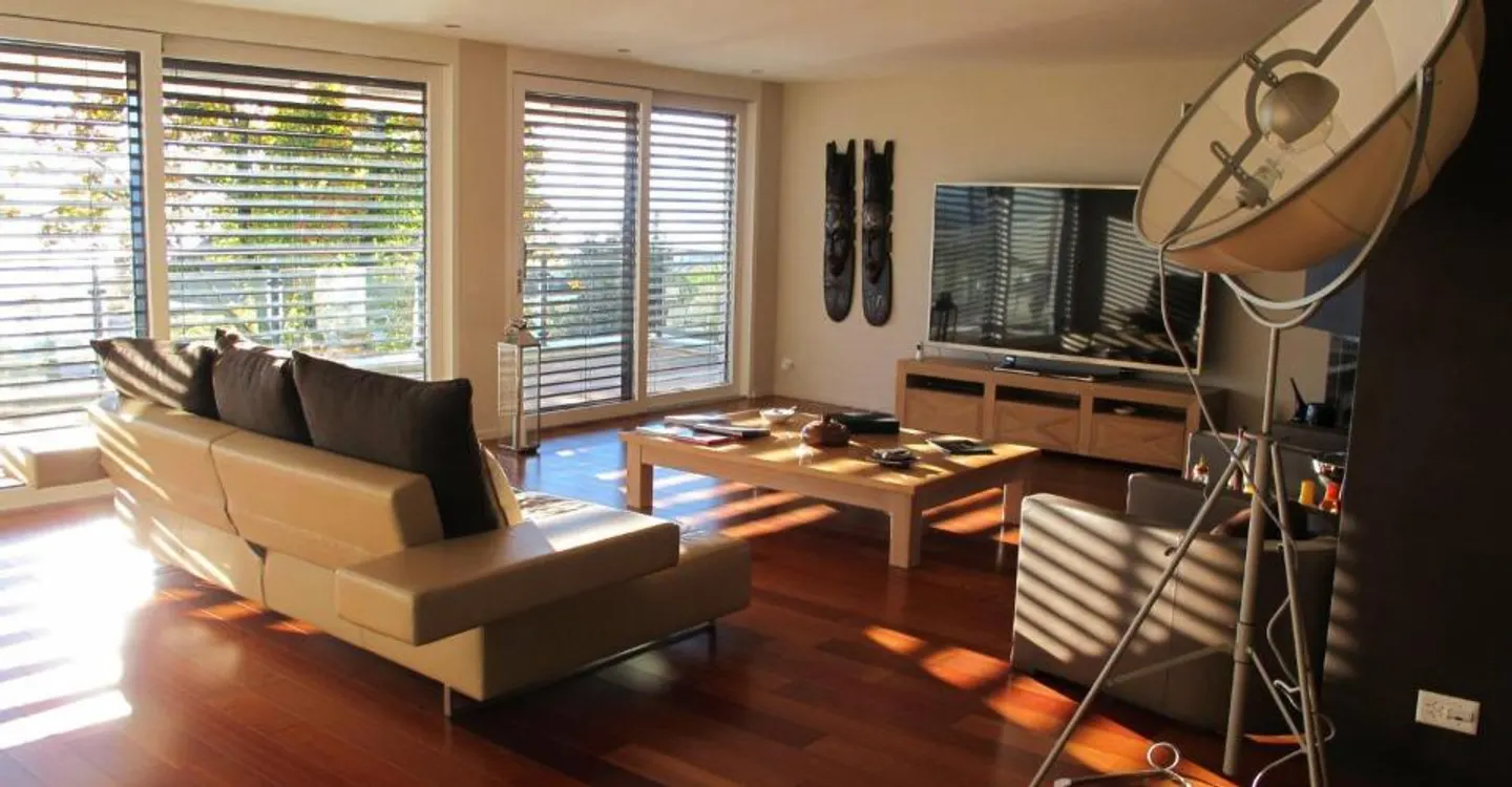 PRÄCHTIGE 4-ZIMMER-WOHNUNG MIT PANORAMABLICK IN LUTRY - Foto 4 von 13