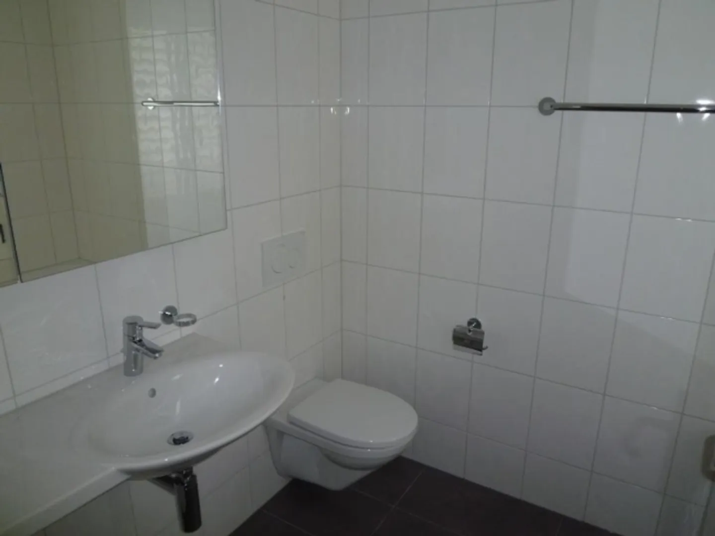 Top modern 3.5-room attic apartment in Boll - Photo 5 of 8