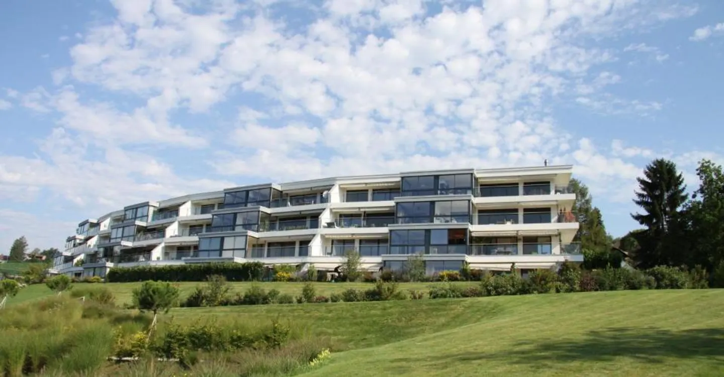 PRÄCHTIGE 4-ZIMMER-WOHNUNG MIT PANORAMABLICK IN LUTRY - Foto 1 von 13