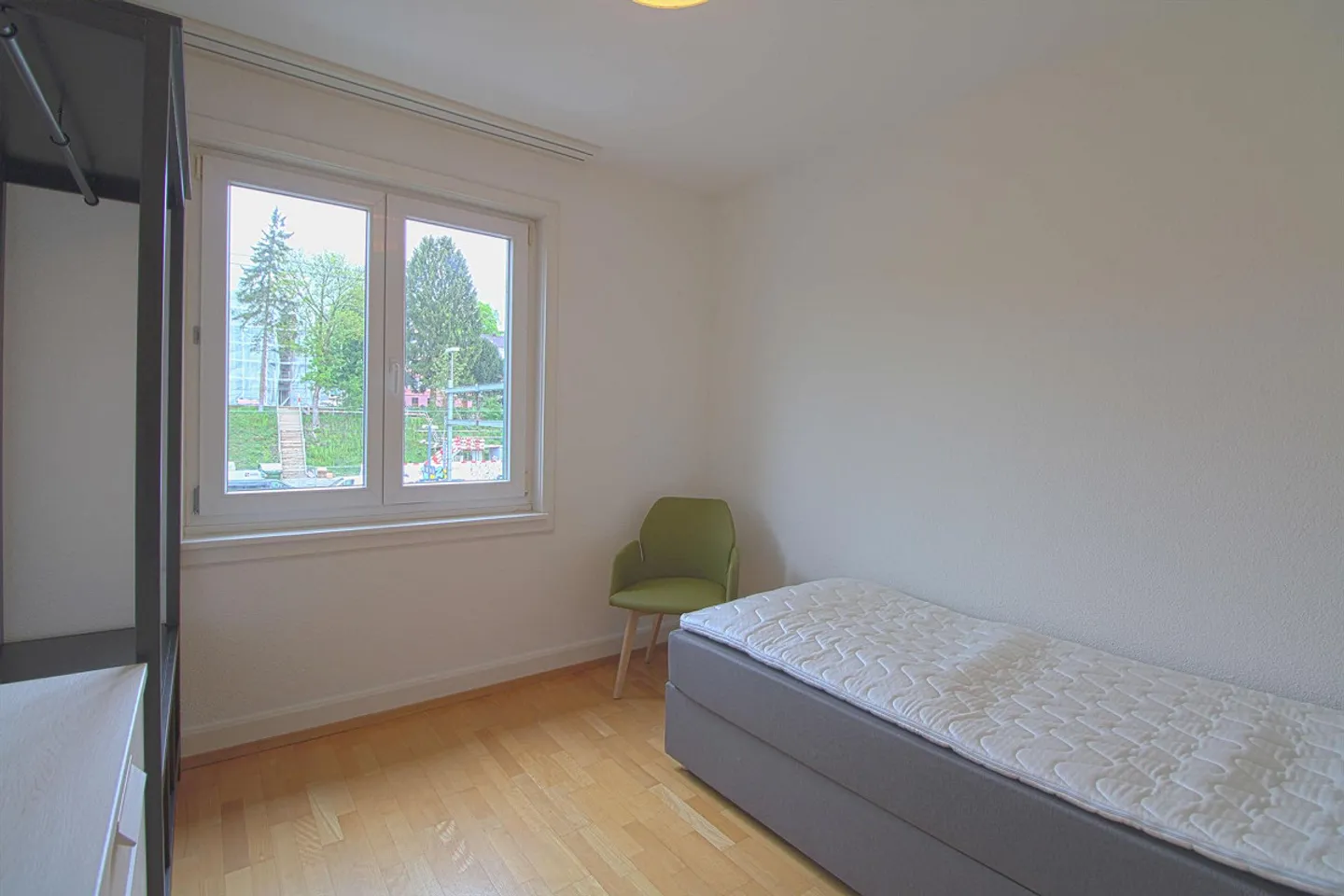 Furnished room in modernised apartment in a top location - Photo 1 of 4