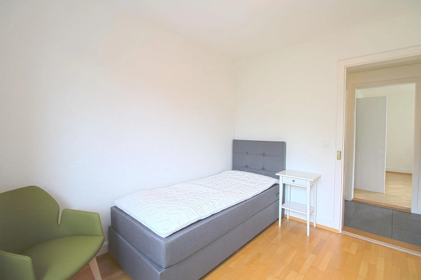 Furnished room in modernised apartment in a top location - Photo 2 of 4