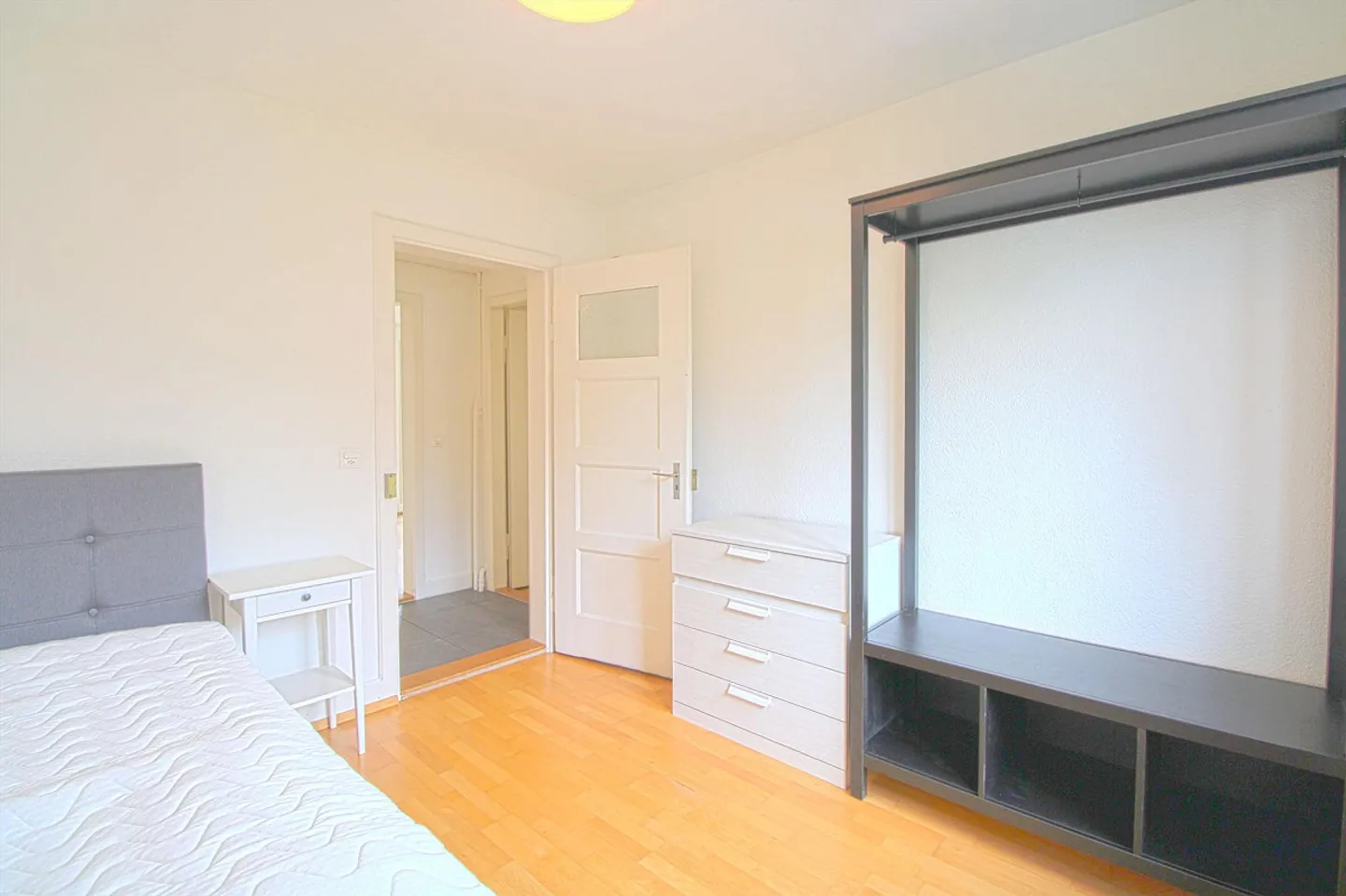 Furnished room in modernised apartment in a top location - Photo 3 of 4