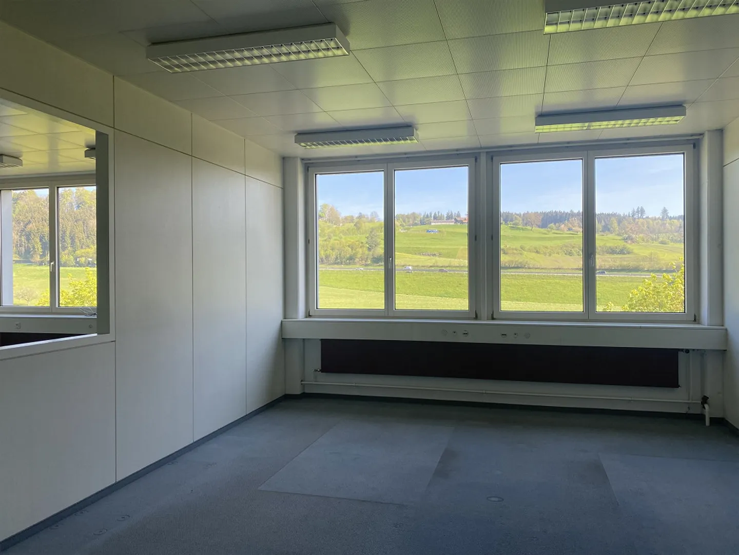 Bureaux grands et lumineux dans un emplacement idéal ! - Photo 1 sur 11