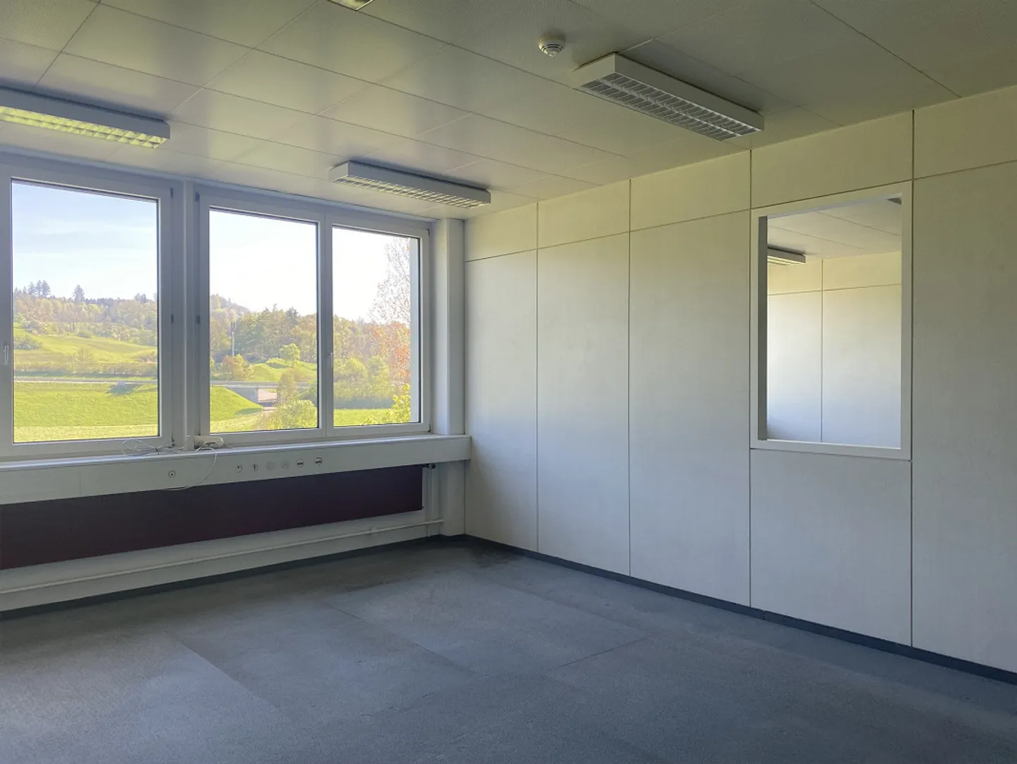 Bureaux grands et lumineux dans un emplacement idéal ! - Photo 2 sur 11