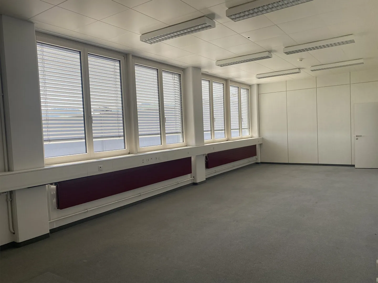 Bureaux grands et lumineux dans un emplacement idéal ! - Photo 4 sur 11