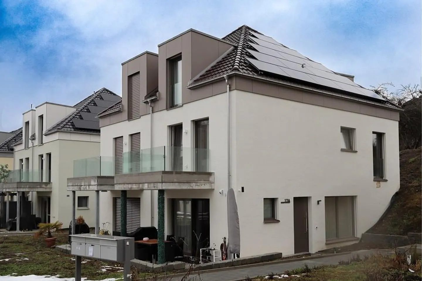 Maison jumelée moderne de 5,5 pièces - Photo 1 sur 13