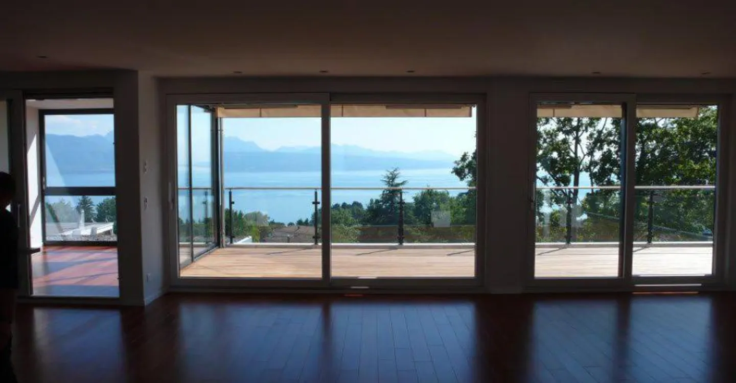 PRÄCHTIGE 4-ZIMMER-WOHNUNG MIT PANORAMABLICK IN LUTRY - Foto 10 von 13