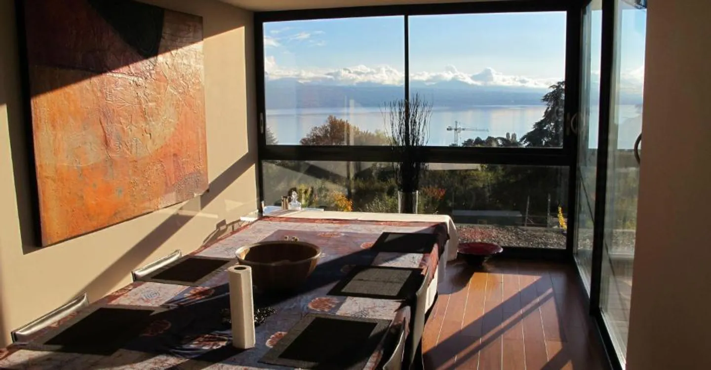 PRÄCHTIGE 4-ZIMMER-WOHNUNG MIT PANORAMABLICK IN LUTRY - Foto 8 von 13
