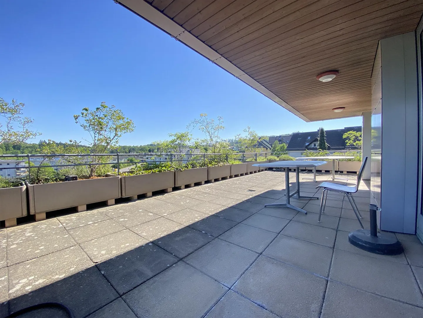 Appartamento luminoso e spazioso di 3,5 stanze con terrazza sul tetto e vista panoramica - Foto 3 di 6