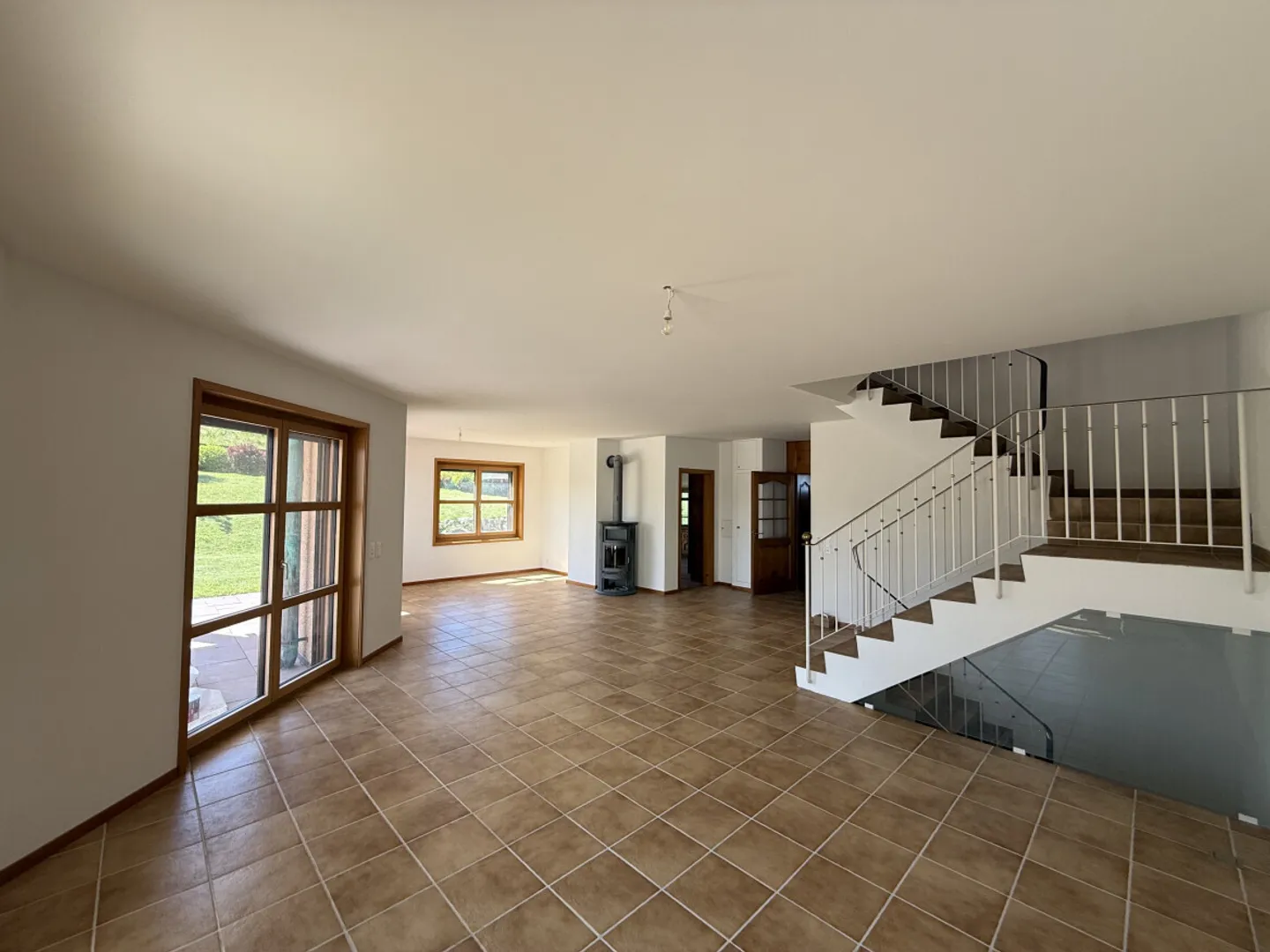 RENOVATED FAMILY HOUSE OF 210 M2 FOR RENT - Photo 2 of 13