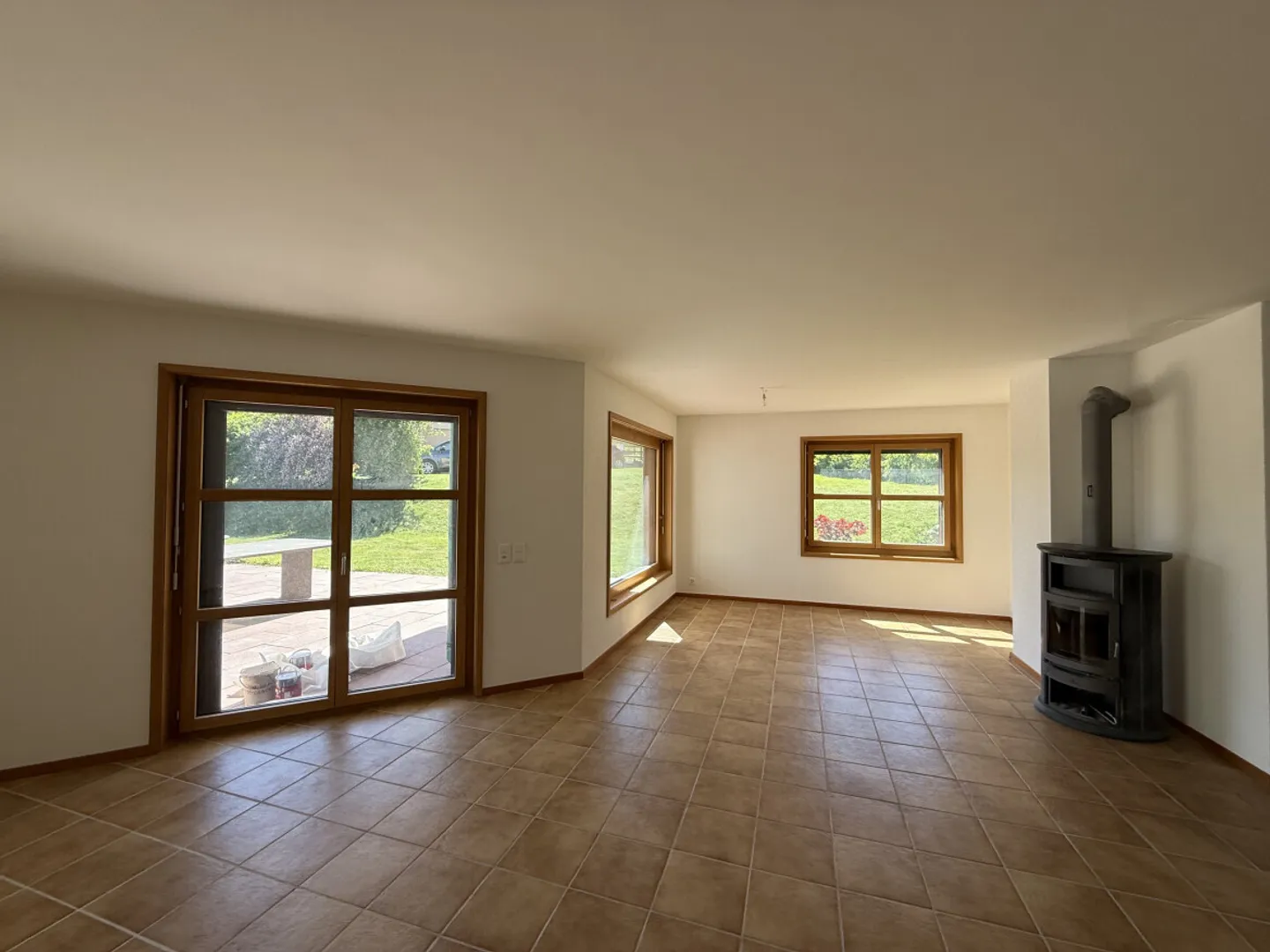 RENOVATED FAMILY HOUSE OF 210 M2 FOR RENT - Photo 3 of 13