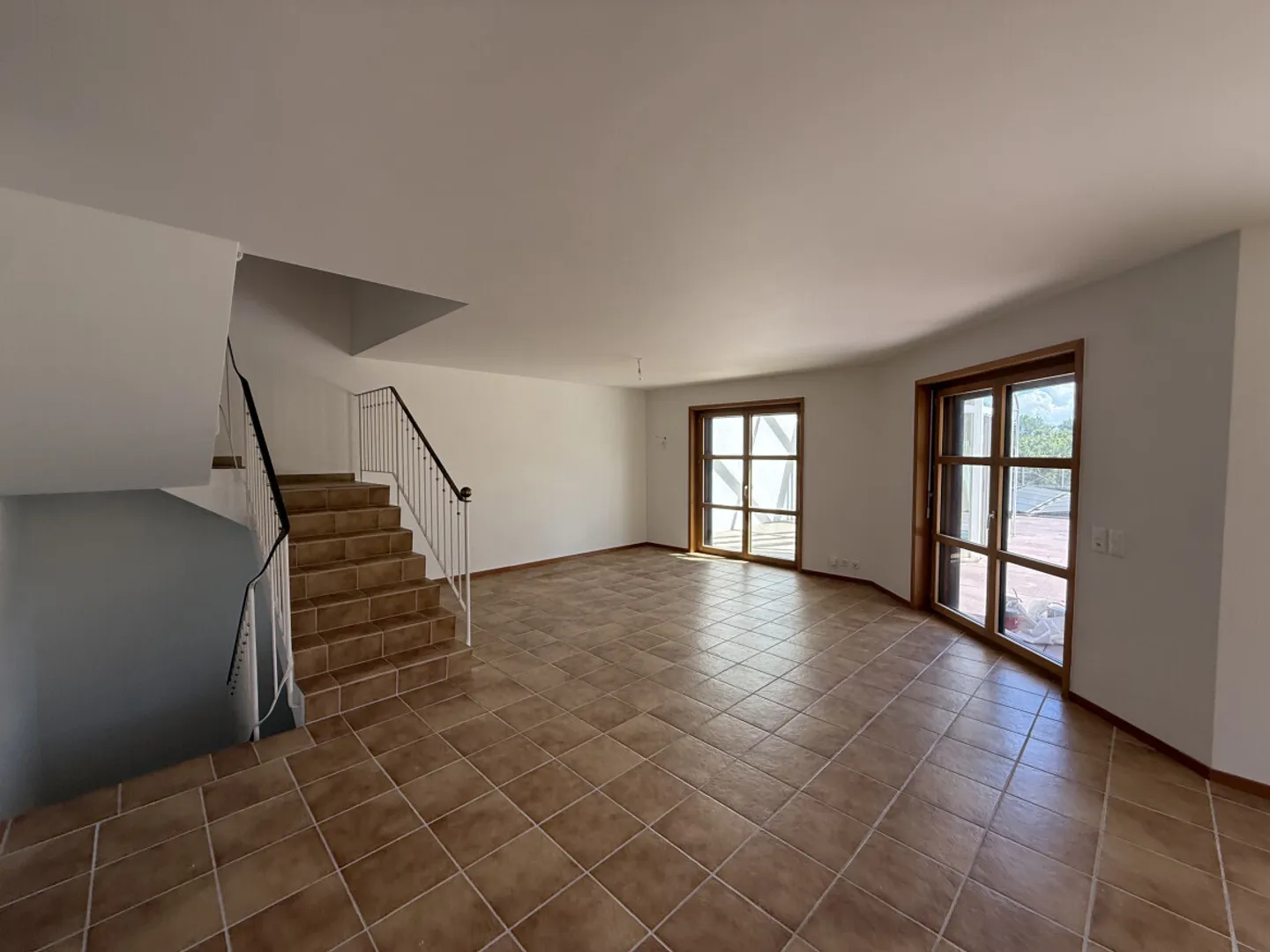 RENOVATED FAMILY HOUSE OF 210 M2 FOR RENT - Photo 4 of 13
