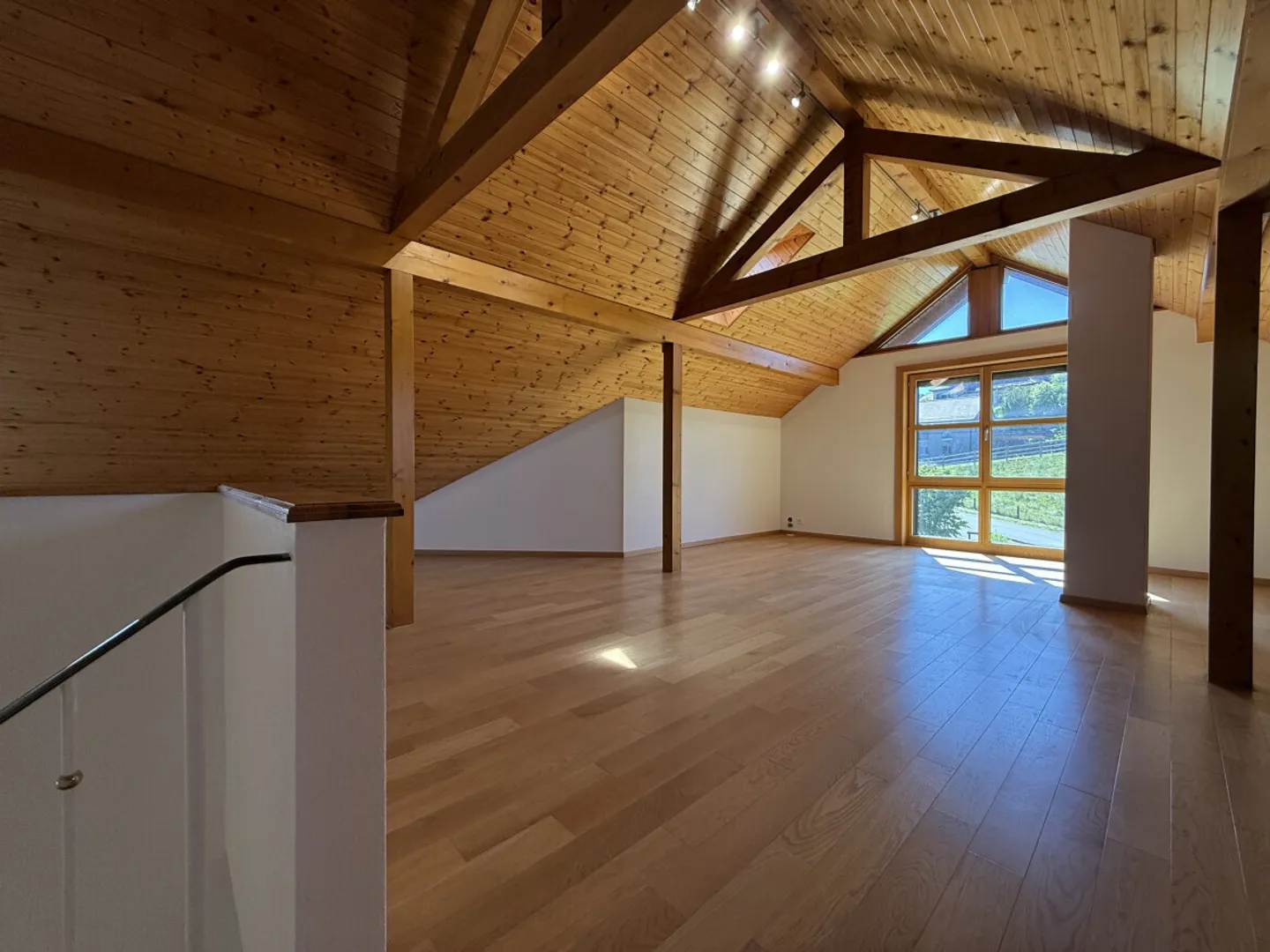 RENOVATED FAMILY HOUSE OF 210 M2 FOR RENT - Photo 5 of 13