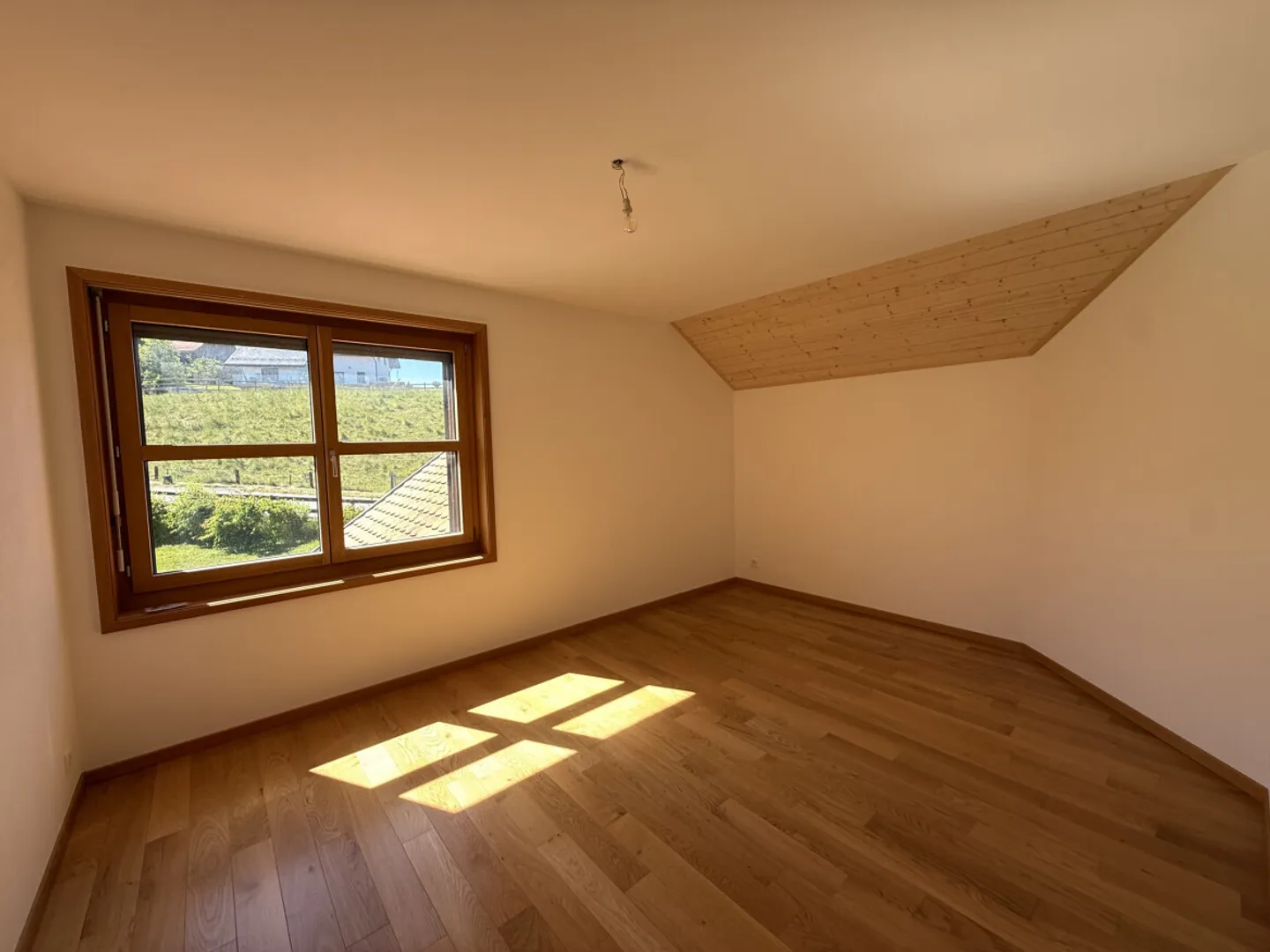 RENOVATED FAMILY HOUSE OF 210 M2 FOR RENT - Photo 8 of 13
